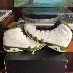 Jordan 9 Statues